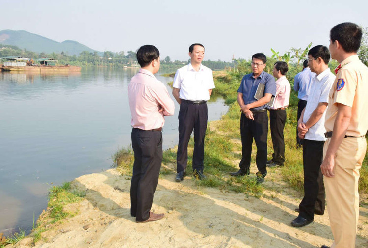Lãnh đạo UBND tỉnh Thừa Thiên Huế “mục sở thị” tình hình khai thác cát trái phép tại bãi bồi Lương Quan trong ngày 19/2 