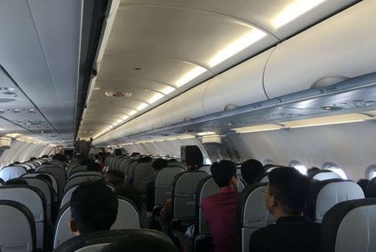 Nữ hành khách 'chôm' áo phao trên máy bay