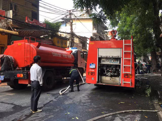Cháy lớn cửa hàng trên đường La Thành, nhiều người nhảy xuống thoát thân - Ảnh 3.