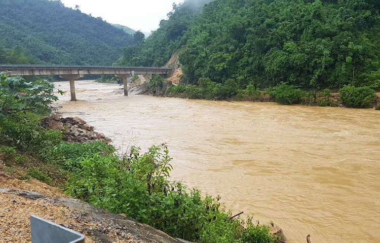 Sông Luồng, nơi suối Xia (Lào), suối Son (xã Na Mèo, huyện Quan Sơn) đổ về. Ảnh: Lê Hoàng.