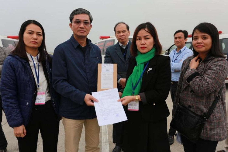 Bàn giao thi hài và tro cốt các nạn nhân còn lại trong thảm kịch Essex ở sân bay Nội Bài ảnh 1