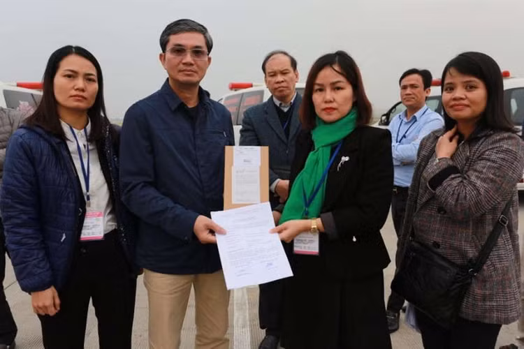 Bàn giao thi hài và tro cốt các nạn nhân còn lại trong thảm kịch Essex ở sân bay Nội Bài ảnh 1