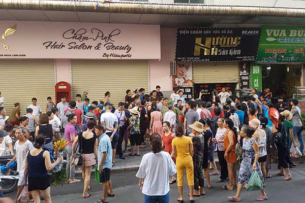 Sau 2 tiếng nổ lớn, người đàn ông đổ vật ở chung cư HH Linh Đàm