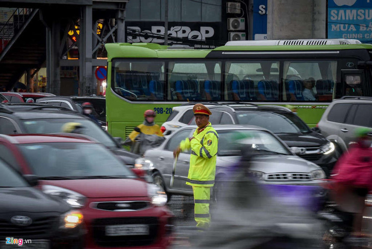 Troi toi thui, nguoi dan chat vat di lam trong canh un tac hinh anh 3 