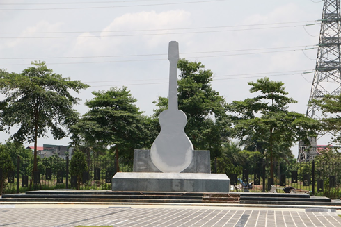 Biểu tượng cây guitar ngay trung tâm công viên.