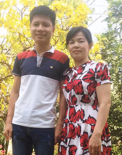 Chân dung chàng thủ khoa khối A tỉnh Đồng Nai và mẹ. Ảnh: Thái Hà