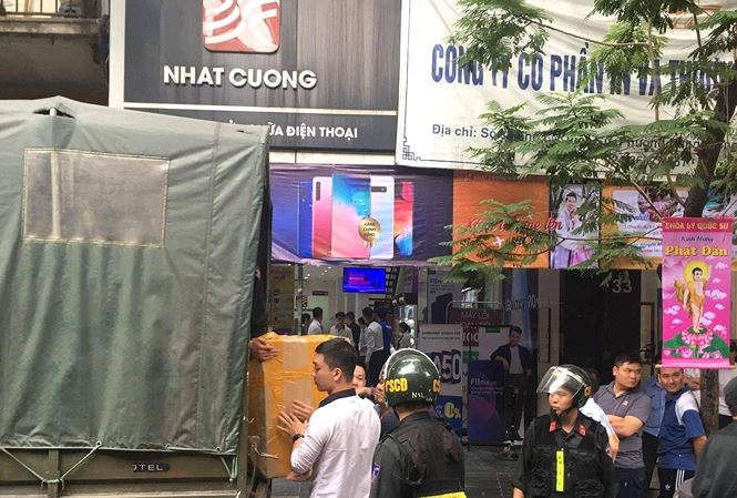 Cảnh sát khám xét và thu giữ nhiều tài liệu, vật chứng tại cửa hàng Nhật Cường ngày 9/5. ảnh: anh tuấn