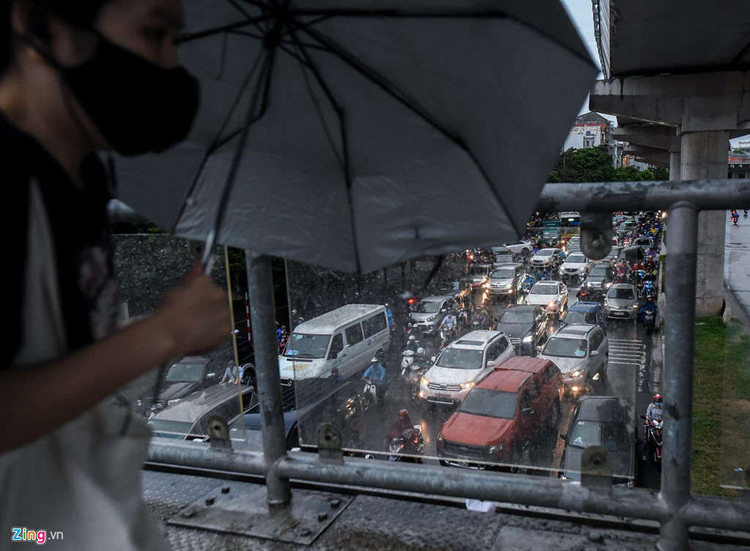 Troi toi thui, nguoi dan chat vat di lam trong canh un tac hinh anh 7 