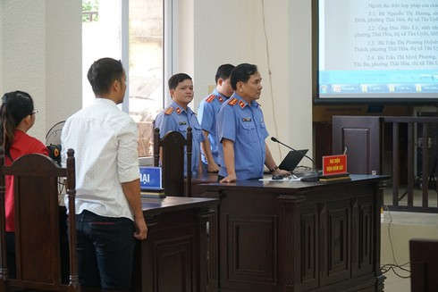 Đại diện VKS công bố cáo trạng truy tố