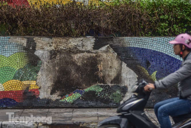 Con đường gốm sứ ven sông Hồng rạn nứt, bong tróc nham nhở - ảnh 8