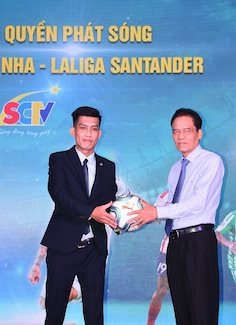 Ông Dương Nhật Nguyên - Đại diện LaLiga tại Việt Nam trao tặng trái bóng thi đấu chính thức tại LaLiga cho nhà báo Trần Văn Úy - Tồng Giám đốc SCTV.