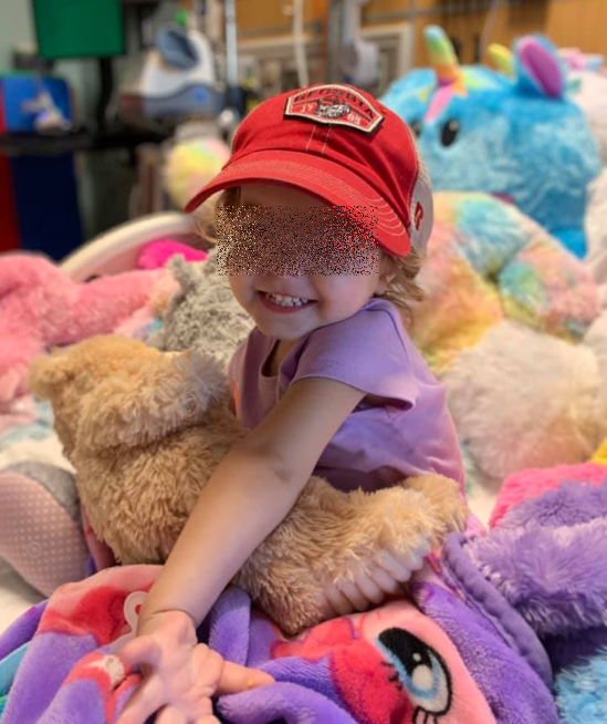 bé gái được phát hiện ung thư buồng trứng khi mới có 2 tuổi. ảnh FWK