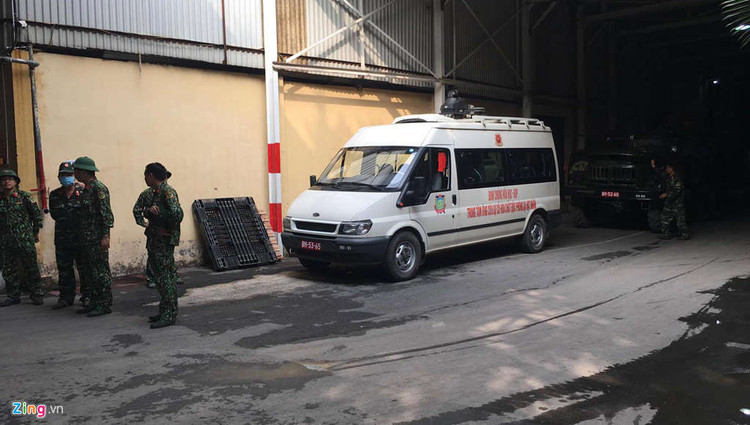 Dan xe quan doi den Rang Dong tay doc hinh anh 11 