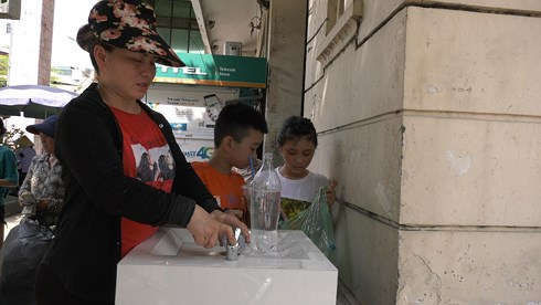 Chị Nguyễn Thị Tuyết cho biết: Nước ở đây rất sạch và ngon. Hàng ngày, có rất nhiều người ra lấy mang về.