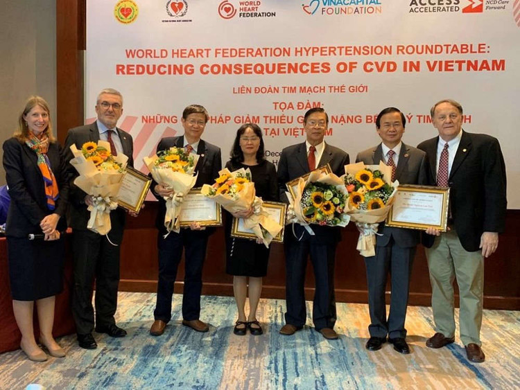 Tri ân các diễn giả của tọa đàm.