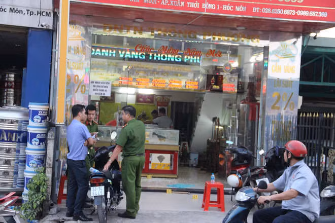 Lực lượng công an khám nghiệm hiện trường. Ảnh: báo Tổ Quốc