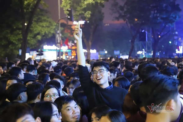 Chen nhau đón năm mới, thiếu nữ ngất xỉu bên vườn hoa Hà Nội