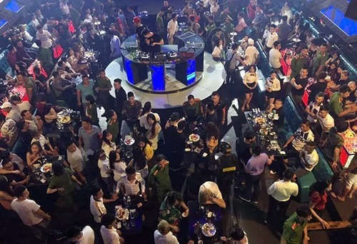 Một vũ trường ở Hà Nội bị cảnh sát kiểm tra hồi giữa tháng 8. Ảnh. Minh Hiếu