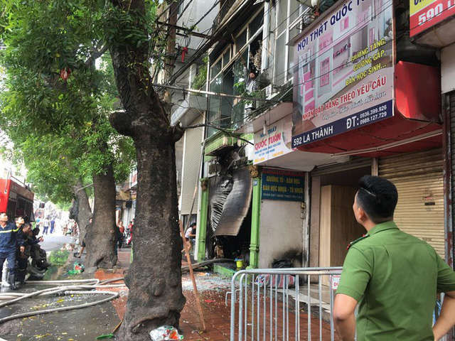 Cháy lớn cửa hàng trên đường La Thành, nhiều người nhảy xuống thoát thân - Ảnh 5.