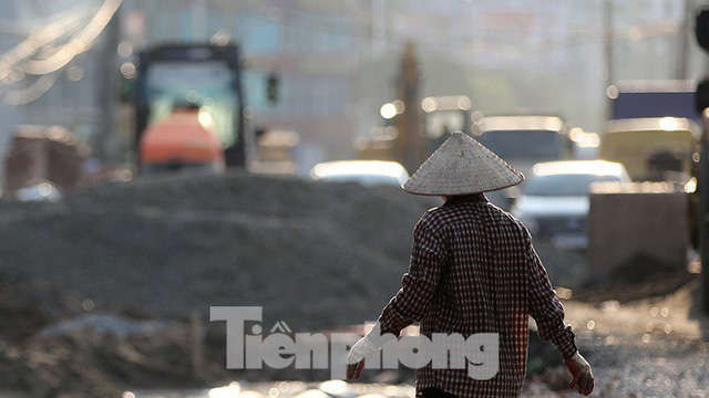 Người dân khốn khổ luồn lách trong khói bụi khi qua đại công trường vành đai 2 - Ảnh 14.