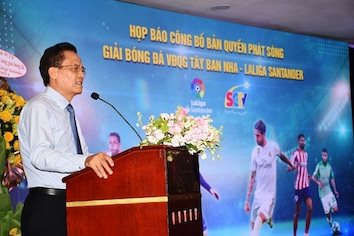 Nhà báo Trần Văn Úy – Tổng Giám Đốc Truyền hình cáp SCTV đang phát biểu tại buổi họp báo.