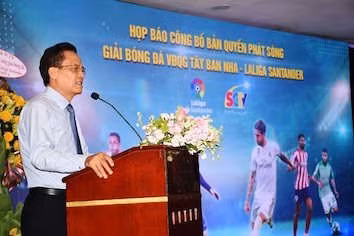 Nhà báo Trần Văn Úy – Tổng Giám Đốc Truyền hình cáp SCTV đang phát biểu tại buổi họp báo.