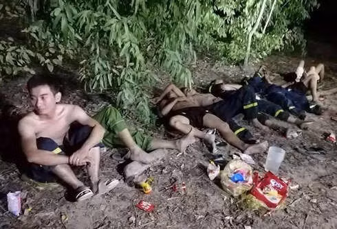 Tranh thủ chợp mắt để lấy sức chống lại "giặc lửa".