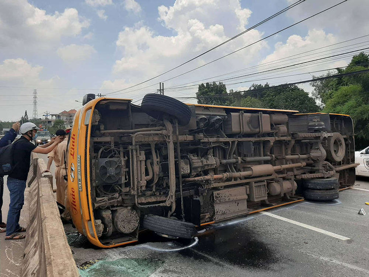 Xe khách lật trên quốc lộ, hàng chục người nháo nhào đập kính thoát thân - Ảnh 1.