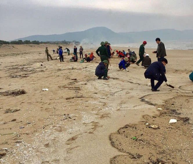 Tàu chở hàng gần 9.000 tấn chìm, khoảng 3km bờ biển có vệt cặn dầu - ảnh 2