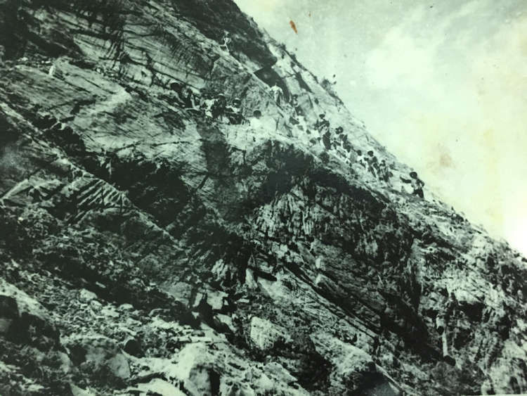 Đội thanh niên cảm tử treo mình trên vách núi mở đường qua Mã Pì Lèng. Ảnh tư liệu 