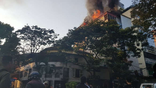 Cháy lớn tại quán karaoke phố Thi Sách - ảnh 1