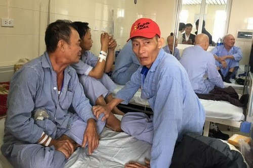 Bốn bệnh nhân ngồi một giường trong chuyến thị sát của Bộ trưởng Y tế ngày 8/12/2016. Ảnh: Nam Phương.