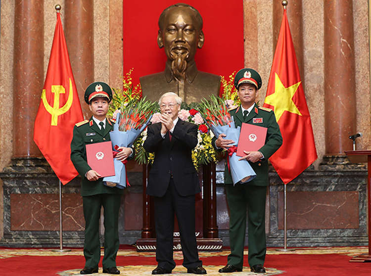 Trung tướng Trần Quang Phương và Đỗ Căn nhận quyết định thăng quân hàm Thượng tướng. Ảnh: Mod