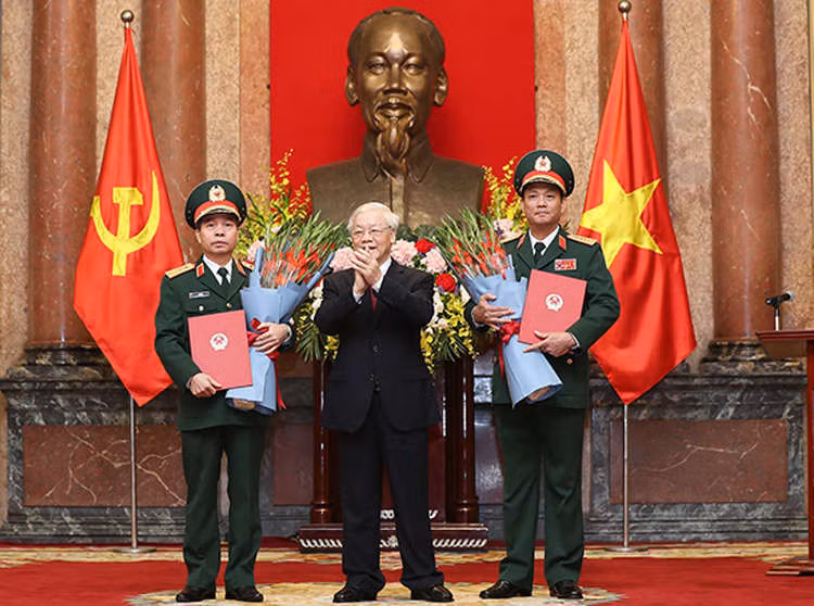 Trung tướng Trần Quang Phương và Đỗ Căn nhận quyết định thăng quân hàm Thượng tướng. Ảnh: Mod