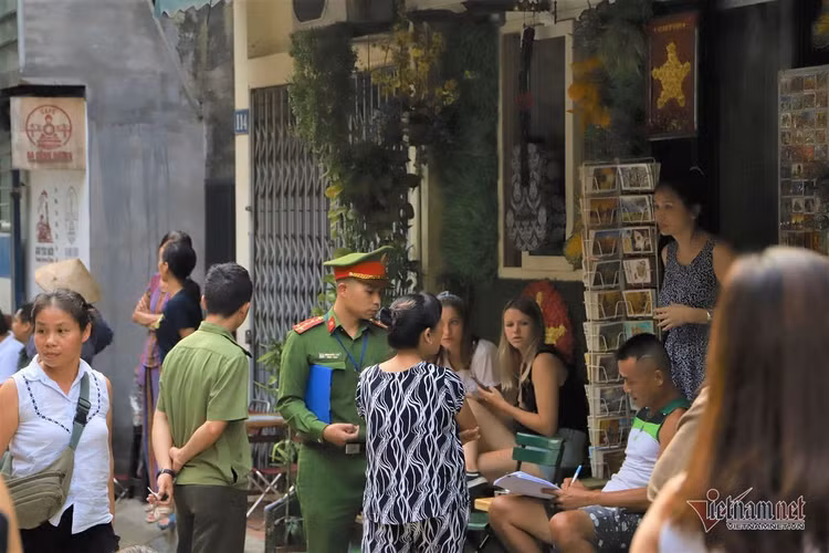 'Ngoại bất nhập', đóng cửa cà phê đường tàu từ sáng nay