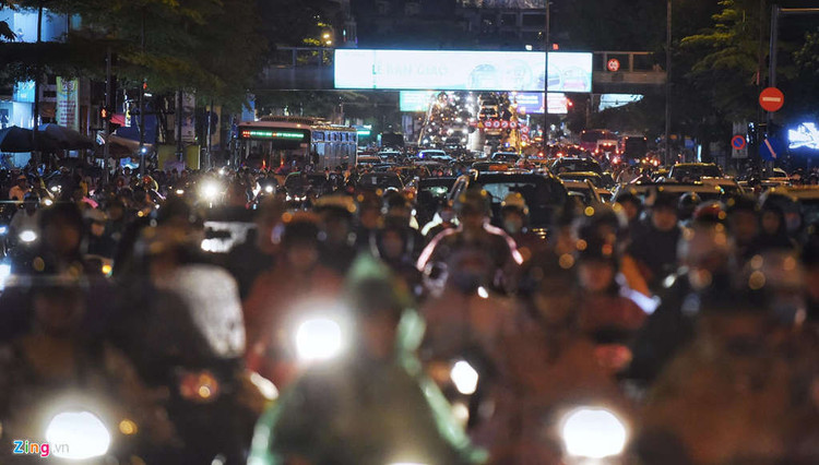 Cac nga duong Ha Noi roi loan giao thong sau mua hinh anh 2 