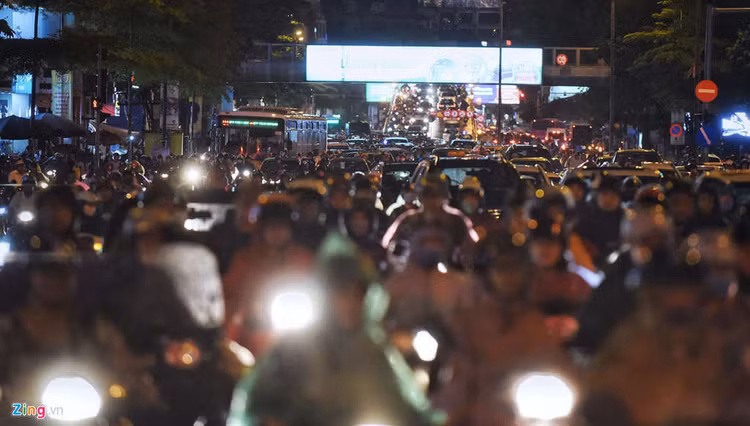 Cac nga duong Ha Noi roi loan giao thong sau mua hinh anh 2 