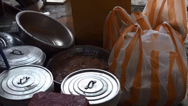 Phát hiện 3 tạ lòng bò bẩn sắp lên bàn nhậu sau khi được chế biến trong nhà vệ sinh - Ảnh 1.