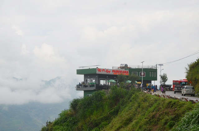 Cận cảnh Mã Pì Lèng Panorama “khoác áo” màu xanh trước khi bị tháo dỡ - 2