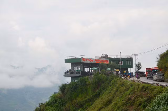 Cận cảnh Mã Pì Lèng Panorama “khoác áo” màu xanh trước khi bị tháo dỡ - 2