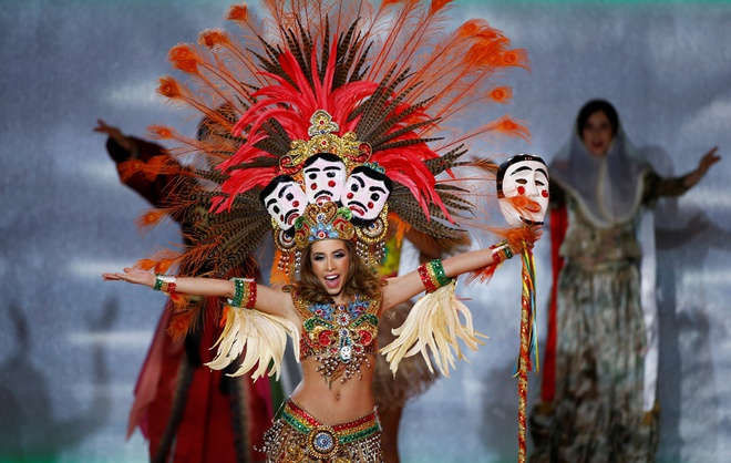 Jamaica dang quang Hoa hau The gioi, Luong Thuy Linh dung o top 12 hinh anh 7 2019-12-14T143542Z_1678395575_RC22VD9HOEI7_RTRMADP_3_BRITAIN-MISSWORLD.jpg