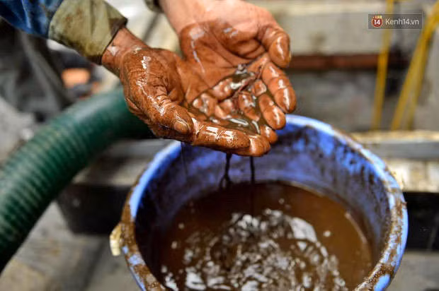 Ảnh: Dầu lắng cặn, bốc mùi nồng nặc khi thau bể nước tại khu đô thị Hà Nội sau sự cố ô nhiễm nước sông Đà - Ảnh 16.