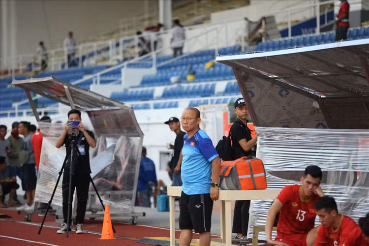 Huấn luyện viên Park Hang-seo ngán ngẩm vì phải chờ đợi tới hơn 30 phút để có thể cho đội tập luyện. Ảnh: HOÀI THU