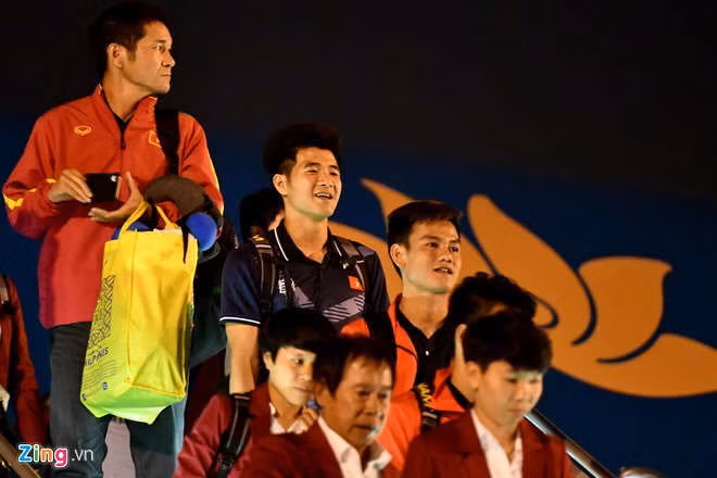 May bay dua nha vo dich SEA Games ha canh xuong Noi Bai hinh anh 4 