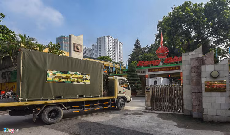 Dan xe quan doi den Rang Dong tay doc hinh anh 2 