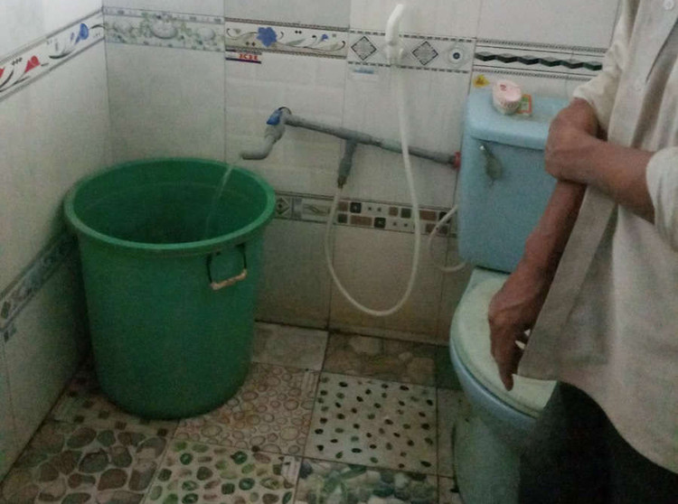 Mẹ mải việc, bé gái 3 tuổi chết trong nhà vệ sinh khi đi học về