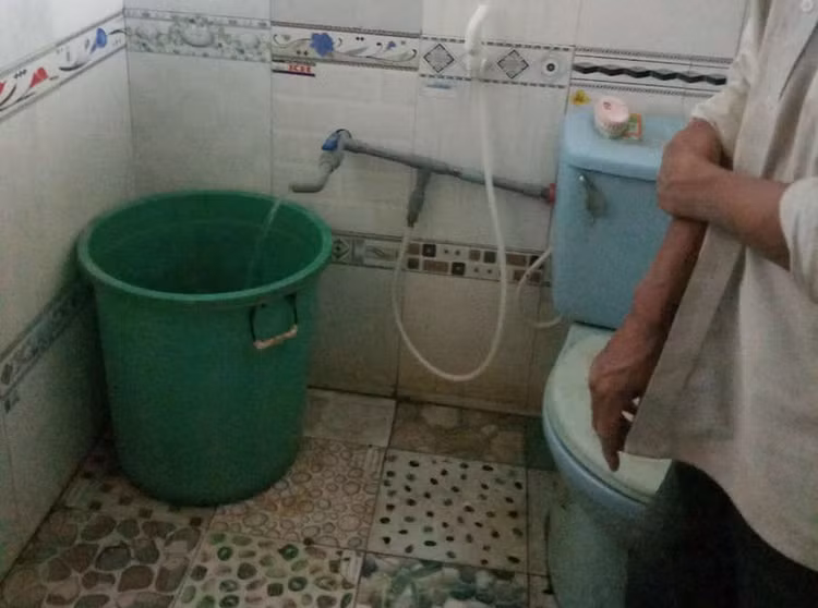 Mẹ mải việc, bé gái 3 tuổi chết trong nhà vệ sinh khi đi học về