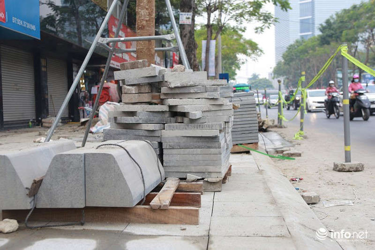 Đá lát đường được đơn vị thi công vứt ngổn ngang.
