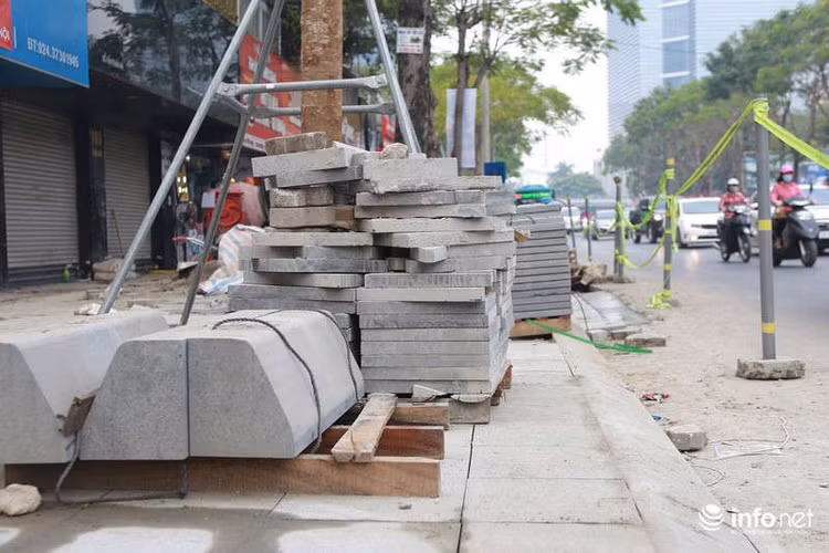 Đá lát đường được đơn vị thi công vứt ngổn ngang.