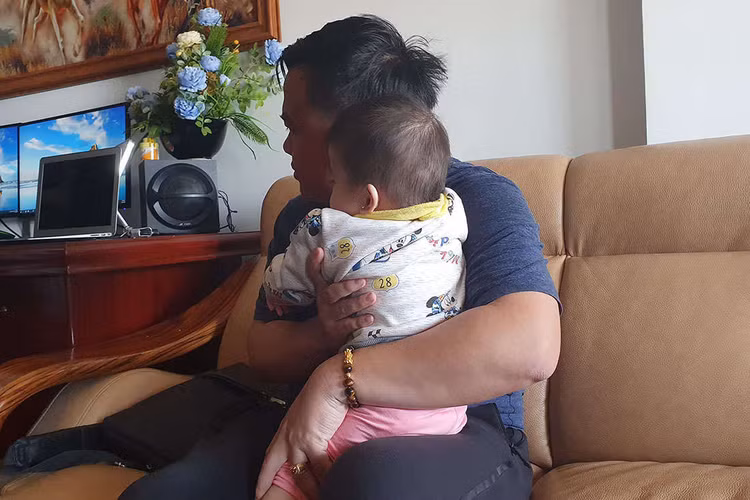 Nữ giúp việc cắm đầu bé 14 tháng xuống đất, cầm chân quay như chong chóng